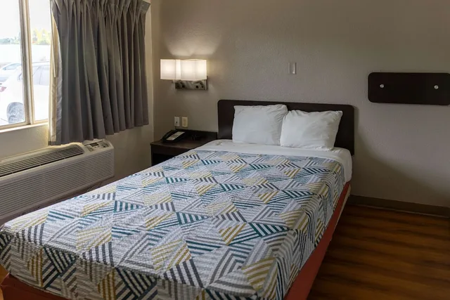 غرفة قياسية بسرير كوين، Motel6 Lufkin, TX 5/9