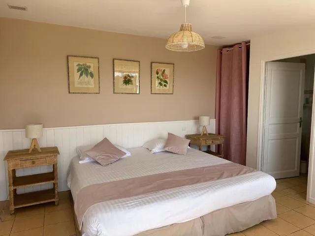 غرفة بسرير كينج بإطلالة على البحر بشرفة، Hôtel La Fiancée Du Pirate 1/5
