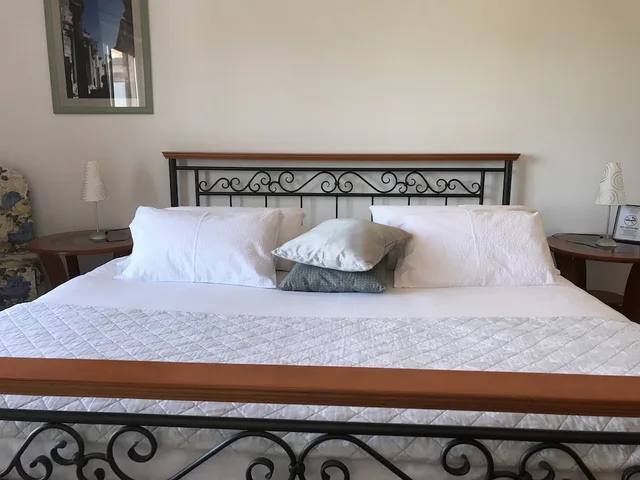 غرفة بسرير كينج بشرفة، Pink Inn 3/6