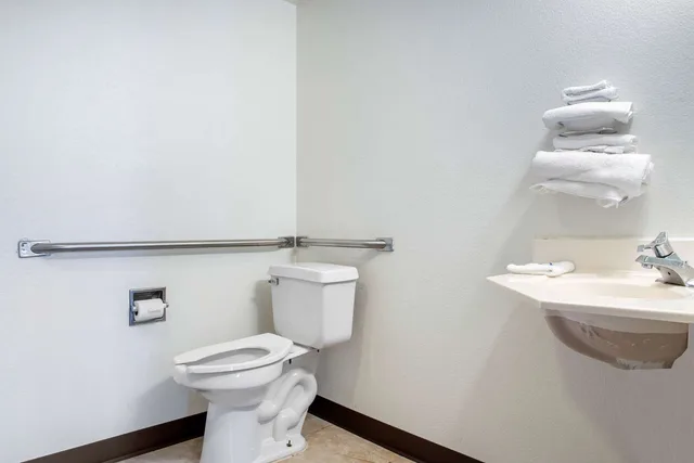 غرفة بسرير كينج لذوي الإعاقة، Rodeway Inn Sharonville - Cincinnati North 3/4