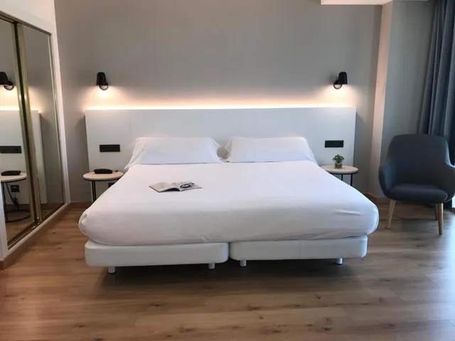 غرفة عائلية بسرير فردي بإطلالة على البحر، Principe de Asturias Hotel 5/8