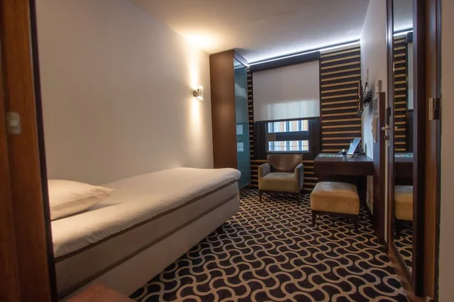 غرفة قياسية بسرير فردي بحوض استحمام، Golden Tulip West Ende 5/10
