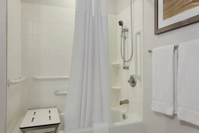غرفة بسريرين كوين مع أريكة لذوي الإعاقة، Courtyard by Marriott Oklahoma City North/Quail Springs 4/7