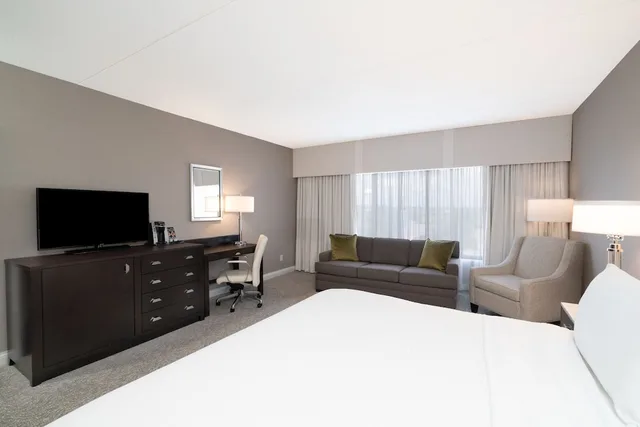 غرفة قياسية بسرير كينج مع أريكة، Holiday Inn Wilmington 3/5