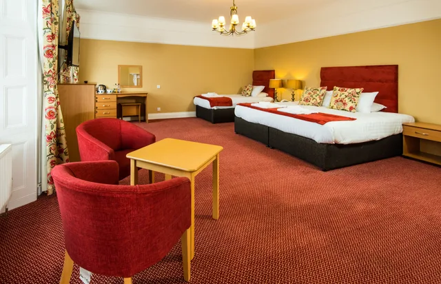 غرفة كلوب عائلية بسرير مزدوج وسريرين منفصلين، Cliffden Hotel 1/8