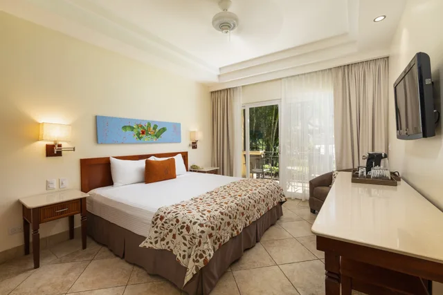 غرفة عائلية بسرير كينج بإطلالة على المسبح، Tamarindo Diria Beach Resort 1/10