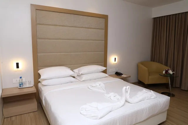 Premium, Queen Bed, Y N Hotels 1/4