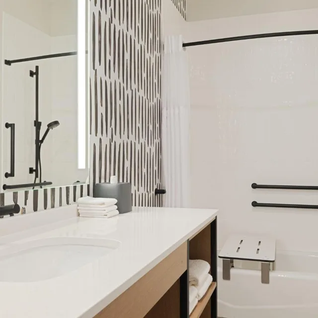 جناح استوديو بسرير كوين بحوض استحمام لذوي الإعاقة، Atwell Suites Kansas City Airport by IHG 4/5