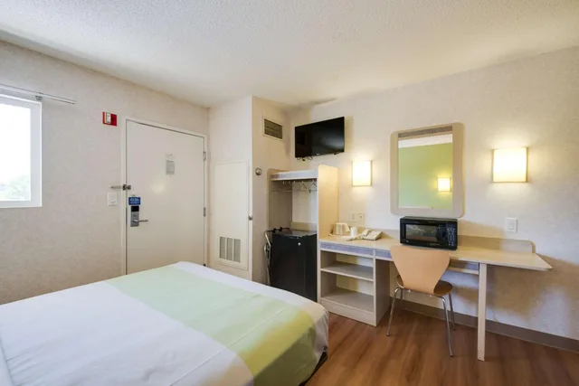 غرفة بسرير كوين للمدخنين، Motel6 Statesville, NC 1/10