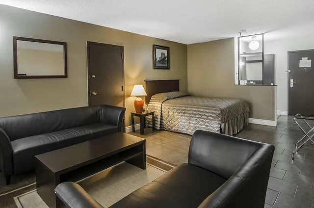 جناح بسرير كوين، Econo Lodge Lloydminster 1/4