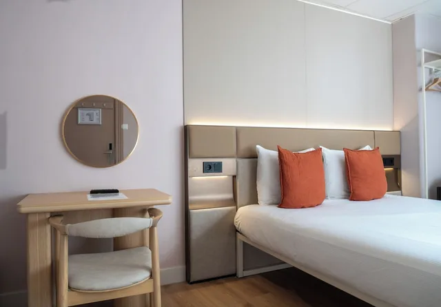 Comfort, Queen Bed, Private Bathroom, Hotel Jimmy 3/5