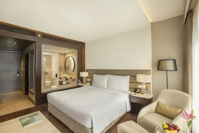 غرفة بريميير ديلوكس تنفيذية بسرير كينج بإطلالة على المتنزه، The Leela Ambience Convention Hotel Delhi 9/10