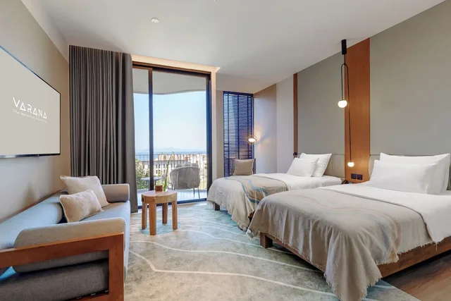 غرفة متصلة بسرير كينج وسريرين منفصلين بإطلالة على البحر، Varana Hotel 4/10
