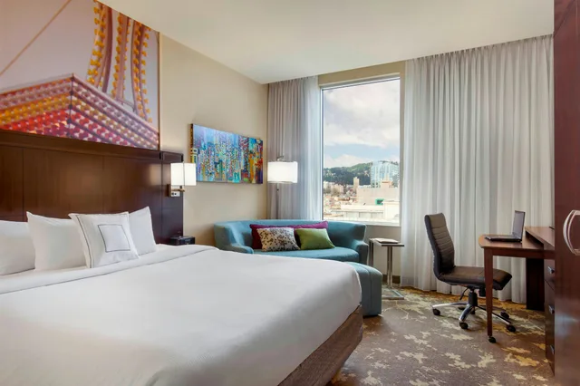 غرفة بسرير كينج، Courtyard Marriott City Center 1/3