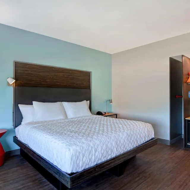 غرفة بسرير كينج بحوض استحمام لذوي الإعاقة، Tru By Hilton Fort Walton Beach 1/8