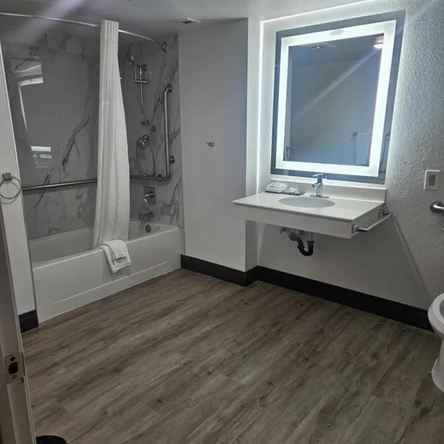 Room, King Bed, Bathtub, Accessible, Ramada by Wyndham Westminster Denver 3/3