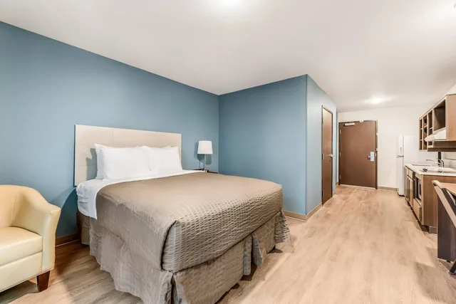 جناح أساسي بسرير كوين، WoodSpring Suites Charlotte - University Research Park 7/10