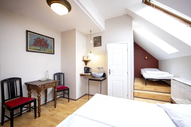 غرفة عائلية بسرير مزدوج وسريرين منفصلين، Sir Toby Apos S Hostel 1/3