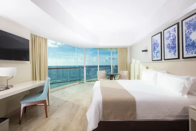 Altitude, Suite, King Bed, Partial View, Corner، Altitude By Krystal Grand Punta Cancun All Inclusive 7/10