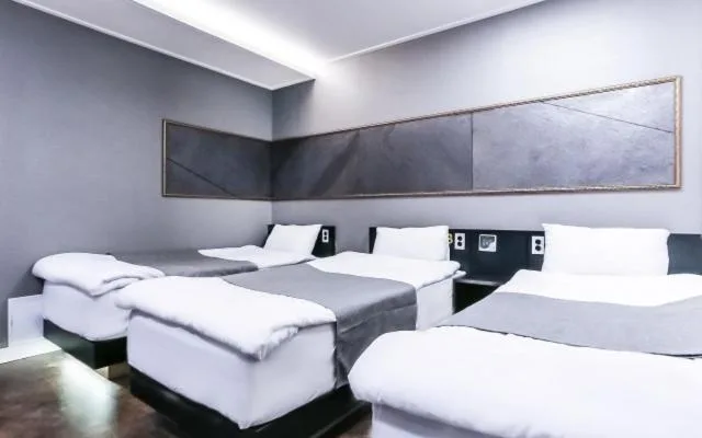 غرفة ثلاثية، Hotel Major 2 2/5