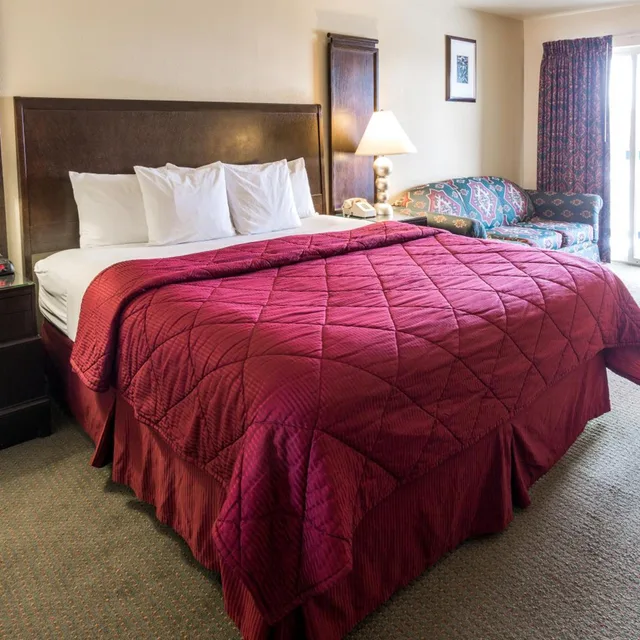 غرفة بسرير كينج بشرفة مع أريكة، Cedars Inn 2/7