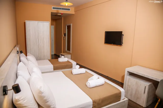 غرفة قياسية ثلاثية بسرير كوين وسرير فردي بإطلالة على المدينة، Arc Hotel Tirana 3/6