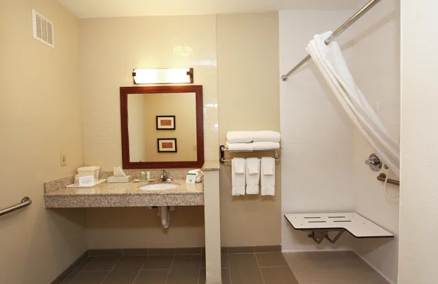 جناح، Comfort Suites Lincoln North 7/8