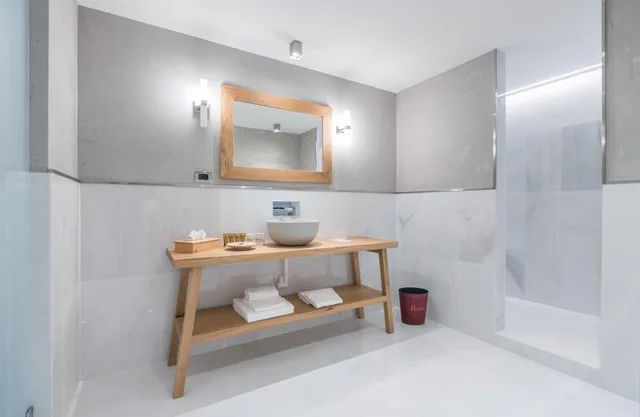 جناح جونيور، Hotel Fanes 6/6