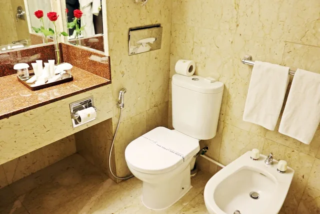غرفة قياسية بسرير كينج، Golden Tulip Bahrain 9/10