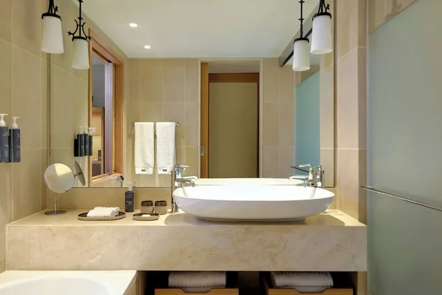 غرفة ديلوكس بسرير كينج بشرفة بإطلالة جزئية على البحر، The Westin Resort, Costa Navarino 7/8