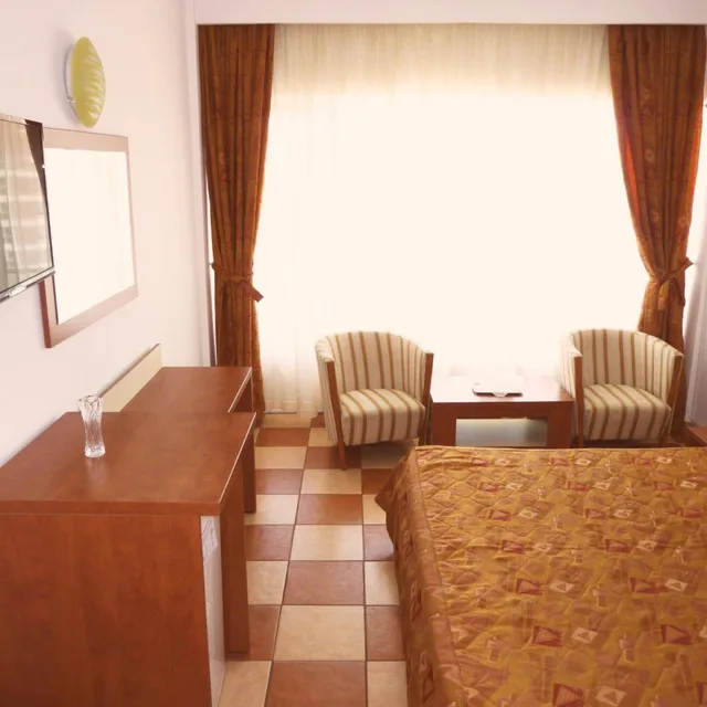 غرفة بسرير مزدوج بإطلالة على البحر، Hotel Orfeu 7/10