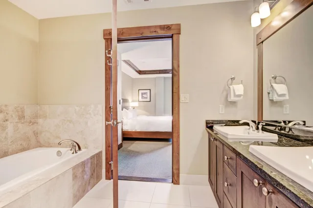 2 Bedrooms, Condo, Slope, Side View، One Ski Hill Place A Rockresort 3/4