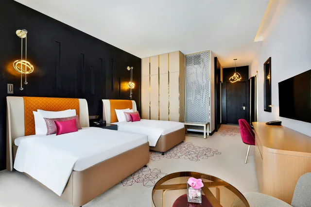غرفة ديلوكس بسريرين منفصلين، Alrayyan Hotel Doha Curio Collection By Hilton 1/4
