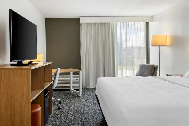 غرفة بسرير كينج لذوي الإعاقة، Spark by Hilton Akron Fairlawn 3/4