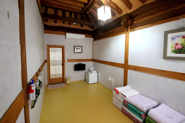 Basic, Triple, Multiple Beds، Happiness Full Hanok Guesthouse Jeonju 2/2