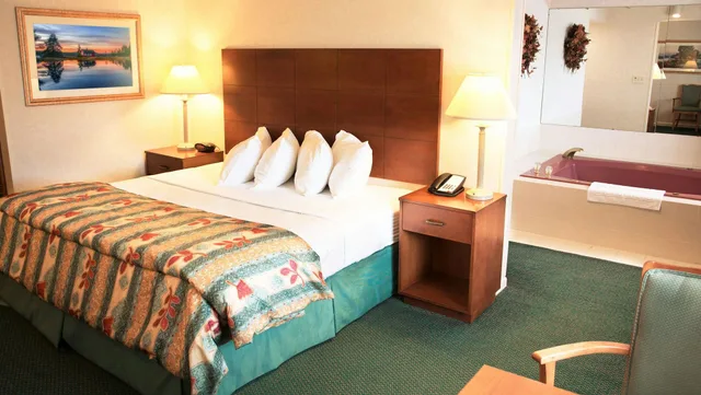 غرفة بسرير كينج بحوض جاكوزي، Magnuson Grand Pioneer Inn And Suites 1/1