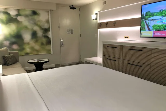 غرفة بسرير كينج بإطلالة على الفناء، Wyndham Garden Lake Buena Vista Disney Springs Resort 2/3