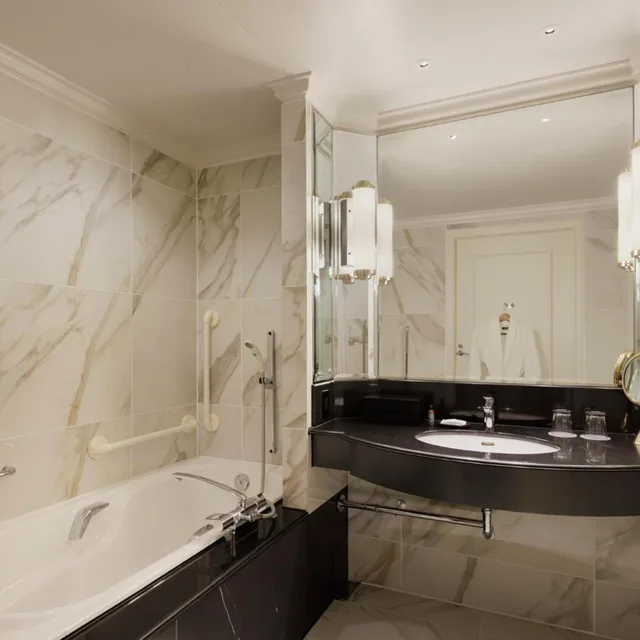 غرفة بسرير كينج مع دخول صالة النادي في طابق مرتفع، The Westin Tokyo 4/5
