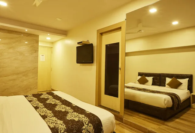 Deluxe, Double Bed, Hotel Alibaba Mumbai 1/10