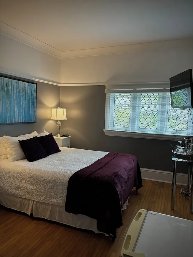 Room, Quintuple, Queen Bed، Leaside Manor By The Leaside Group 2/5