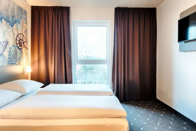 غرفة بسرير مزدوج، B&b Hotel Emden 1/5