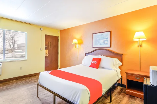 غرفة بسرير فردي، OYO Hotel Downtown Peoria I-74 2/5