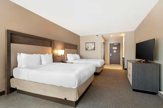 غرفة بسريرين كوين، Best Western Plus Executive Residency Rigby's Water World Hotel 2/4