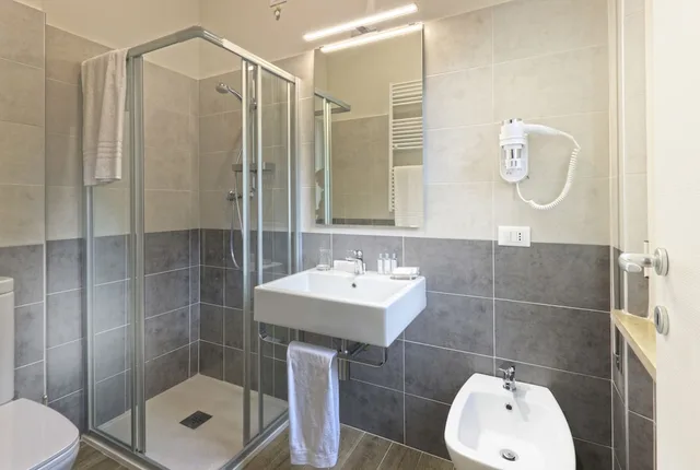 غرفة كلاسيكية ثلاثية بثلاثة أسرّة بإطلالة على الجبل، Hotel Terme Di Frasassi 6/6
