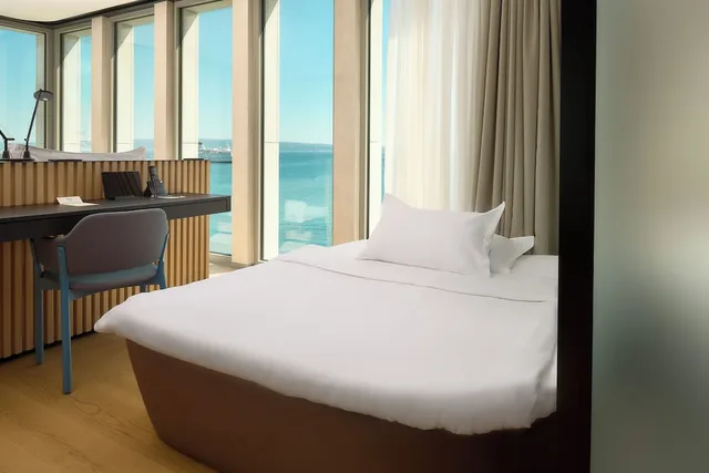 Premium, King Bed, Sea View, Corner, Ambasador 1/3