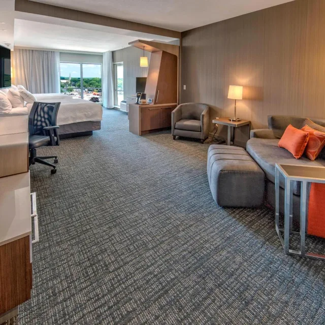 Suite, Queen Bed, COURTYARD WESTBURY LONG ISLAND 3/5