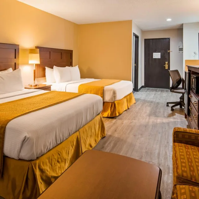 غرفة بسريرين كوين بمطبخ صغير، SureStay Hotel by Best Western Orange 5/8