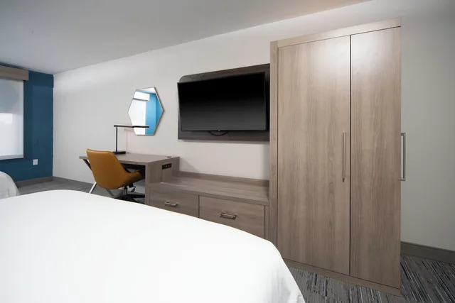 غرفة بسرير كينج مع أريكة لذوي الإعاقة، Holiday Inn Express Hotel Suites Atlanta Johns Creek 2/8
