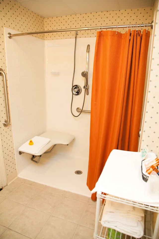 غرفة قياسية بسريرين كوين لذوي الإعاقة، Genetti Hotel SureStay Collection By Best Western 8/8