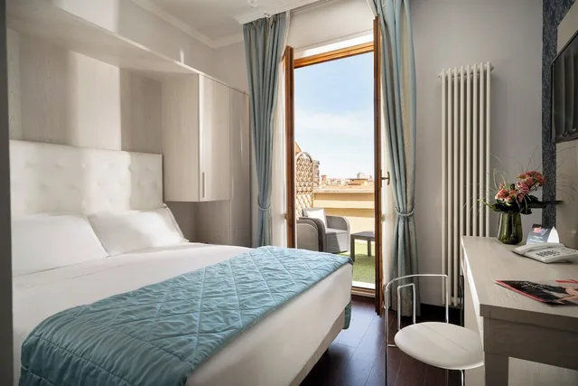 غرفة بسرير كوين بإطلالة على المدينة بشرفة، Hotel Re Enzo 4/8